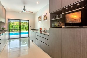 Frigorífico, microondas, placa de cocina y lavavajillas