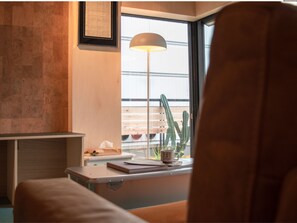 트윈룸, 금연 (Suite, 501) | 거실 공간 | 평면 TV