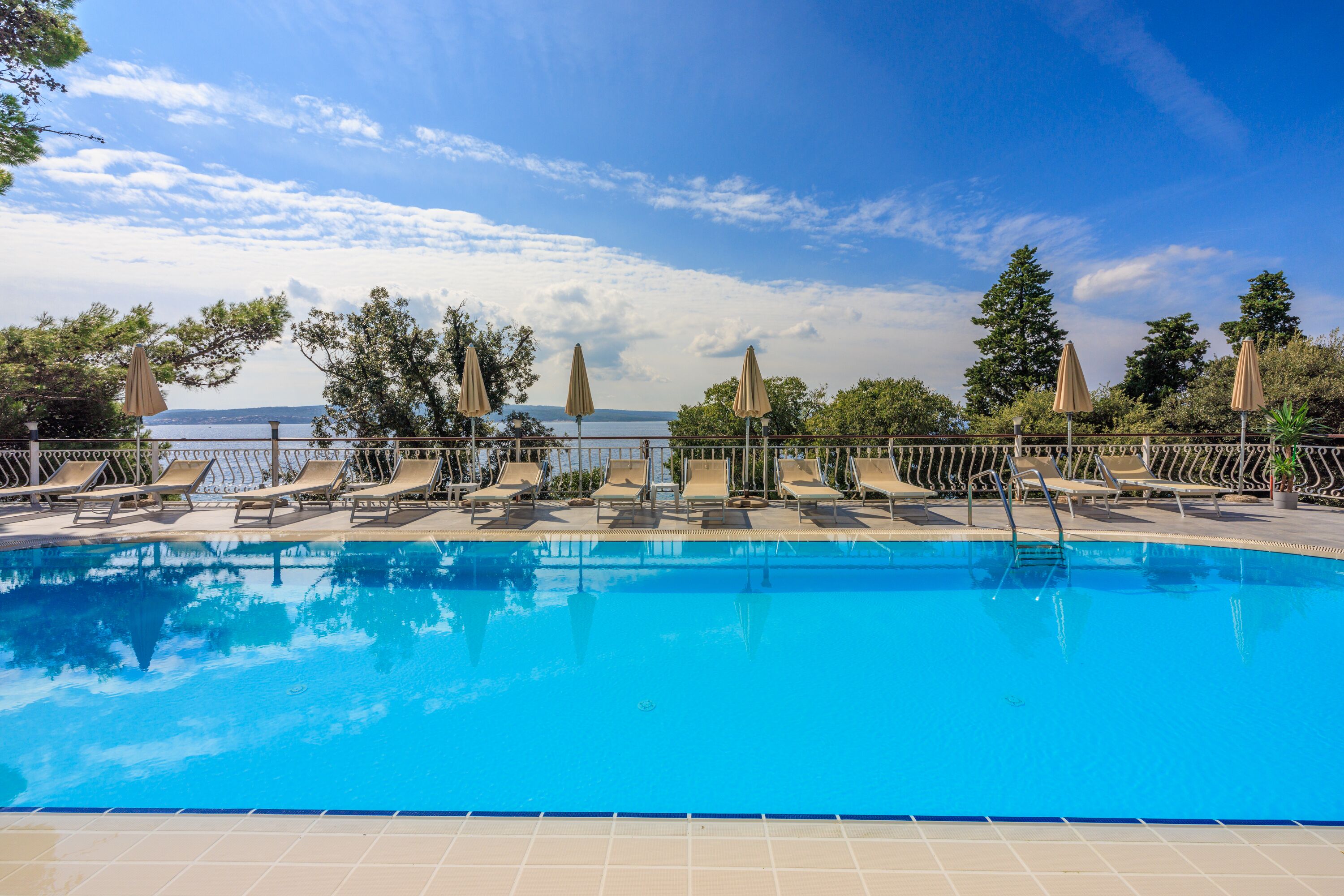 Indoor pool, seasonal outdoor pool, sun loungers