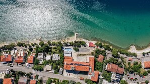 Une vue aérienne d’une ville côtière, avec ses bâtiments, ses rues et sa plage.