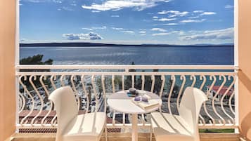 Superior double room with sea view balcony | ์นจ๋ ์ํธ