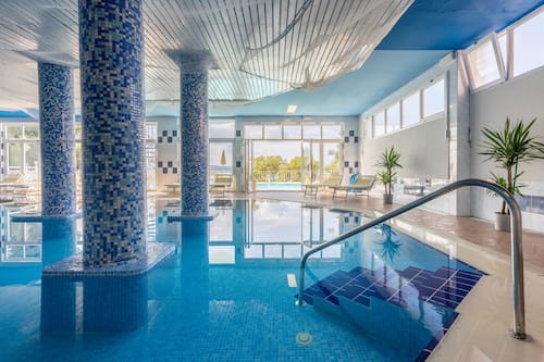 Piscine couverte, piscine extérieure (ouverte en saison)