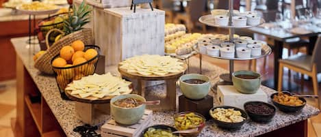 En buffet med forskellige retter og tilbehør.