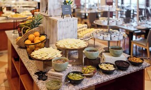 Un bufé con diversos alimentos y salsas.