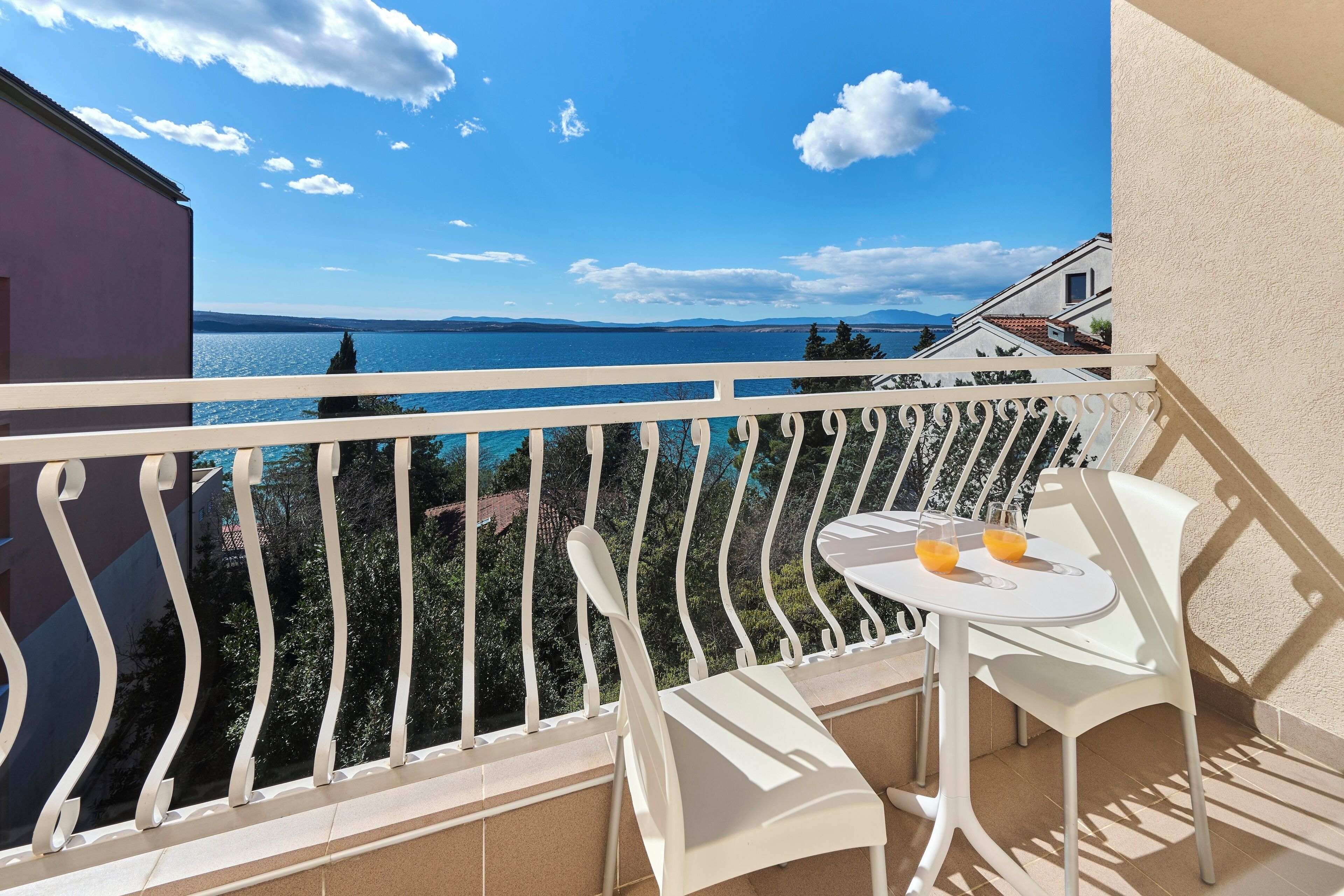 Comfort Double Room with Balcony and Partial Sea View | Vistas desde la habitación