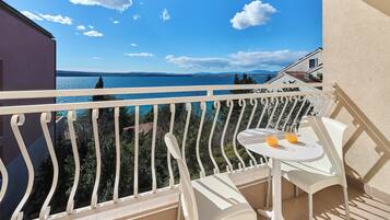 Comfort Double Room with Balcony and Partial Sea View | Vistas desde la habitación