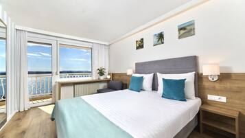 Superior double room with sea view balcony | Ropa de cama