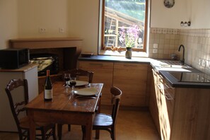 Fridge, microwave, oven, stovetop - Gîte du Moulinot near Vézelay in Burgundy (Brosses)