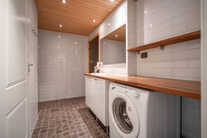 Deluxe appartement, 2 slaapkamers, sauna | Badkamer | Een haardroger, een bidet, vloerverwarming, handdoeken