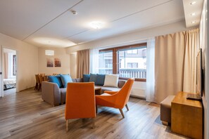 RukaVillage 77, Sauna | Oppholdsområde | En 32-tommers Flatskjerm-TV med Parabol-TV samt TV