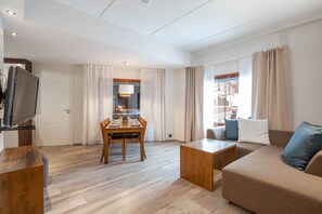 RukaVillage 70, Sauna | Oppholdsområde | En 32-tommers Flatskjerm-TV med Parabol-TV samt TV