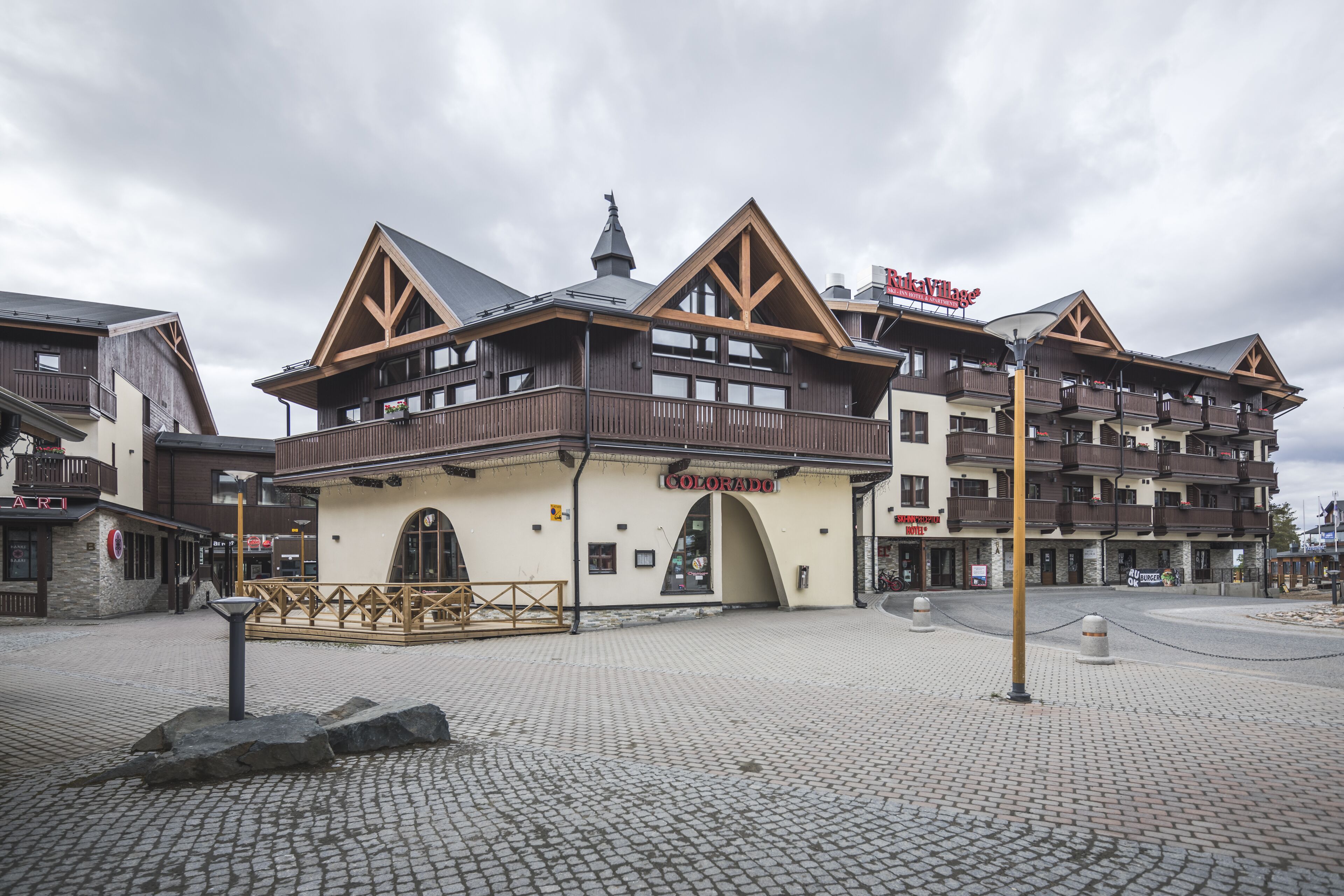 Un hotel con un llamativo letrero que dice 'Colorado', fachada de madera y zona de balcón.
