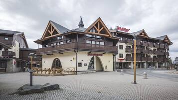 Un hotel con un llamativo letrero que dice 'Colorado', fachada de madera y zona de balcón.