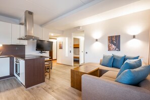 RukaVillage 88, Sauna | Oppholdsområde | En 32-tommers Flatskjerm-TV med Parabol-TV samt TV