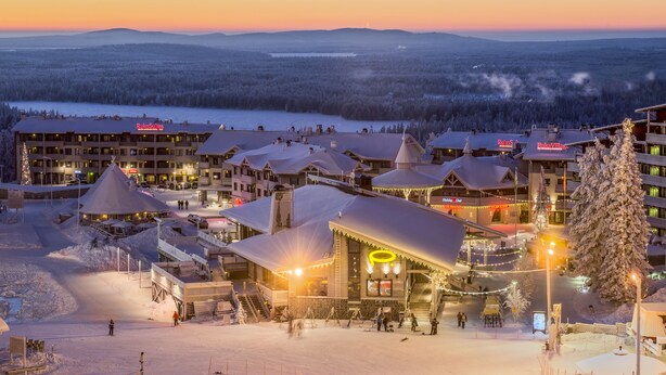 Hiihtokeskuksessa on useita rakennuksia, kuten Ruka Suites ja Ruka Villas, ja siellä on myös hiihtohissejä sekä lumipeitteisiä maisemia.