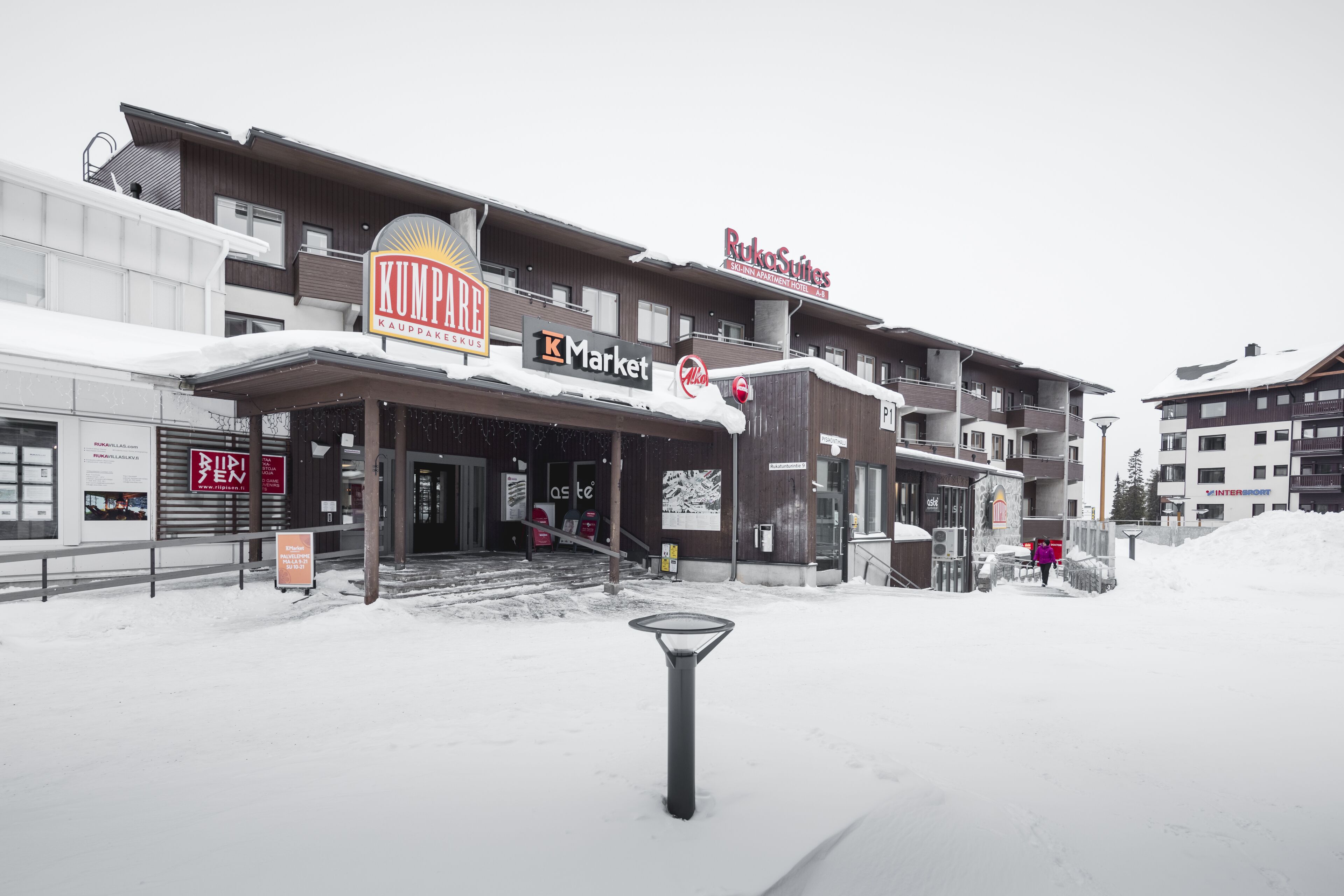 Ein Hotel mit einem Schild für 'Kumpare Kauppakeskus' und 'RukoSuites'.
