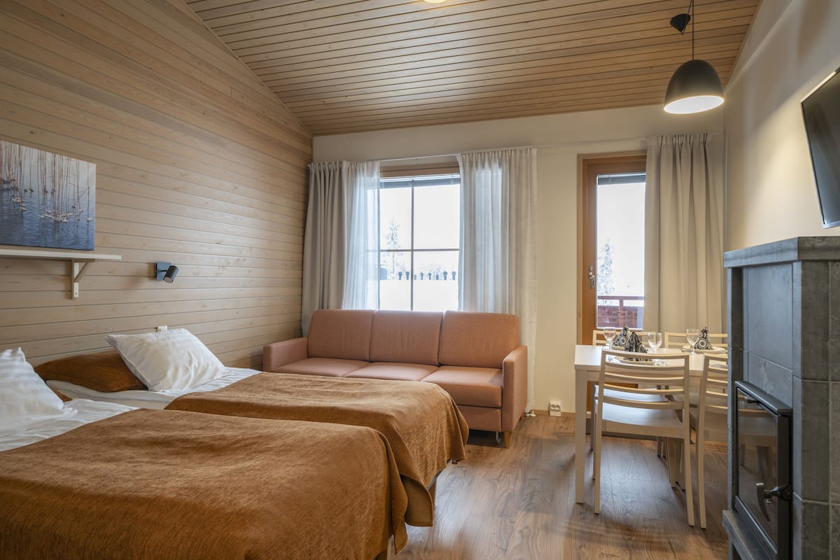 AurinkoRinne 33, Sauna | Blendingsgardiner, strykejern/-brett, wi-fi (inkludert) og sengetøy