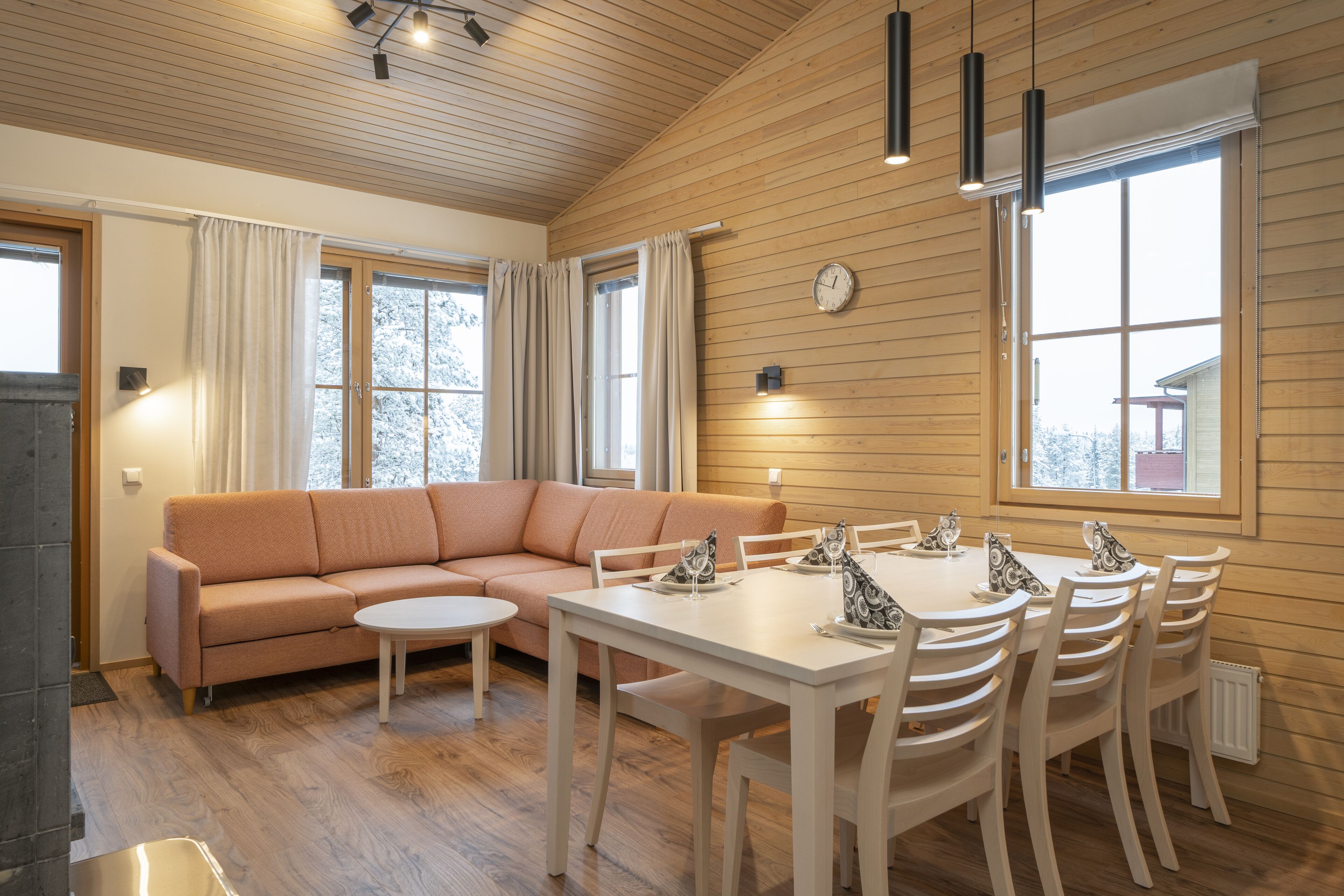 AurinkoRinne 55, Sauna | Woonruimte | Een 32-inch flatscreentelevisie met digitale zenders en een televisie