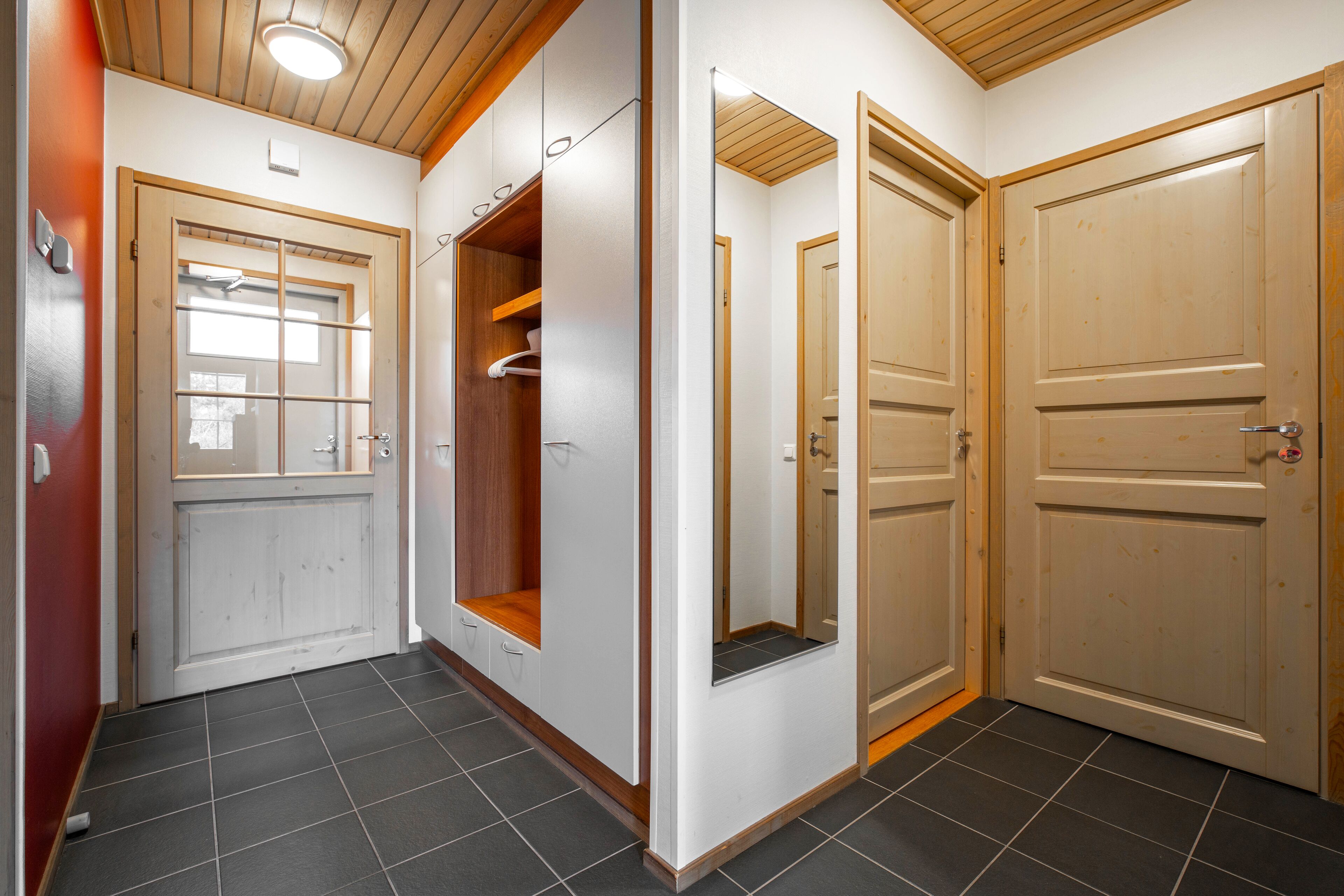 MastonAitio 60, Sauna | リビング エリア | 32 インチの薄型テレビ (衛星放送視聴可)、テレビ、暖炉