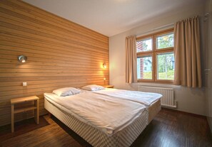3 bedrooms, individually furnished, desk, blackout drapes