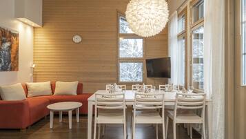 MastonAitio 70, Sauna | Essbereich im Zimmer