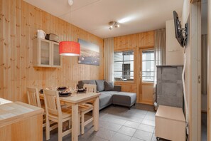 RukaTonttu 43, Sauna | Vardagsrum | 32-tums platt-tv med digitalkanaler, tv och eldstad