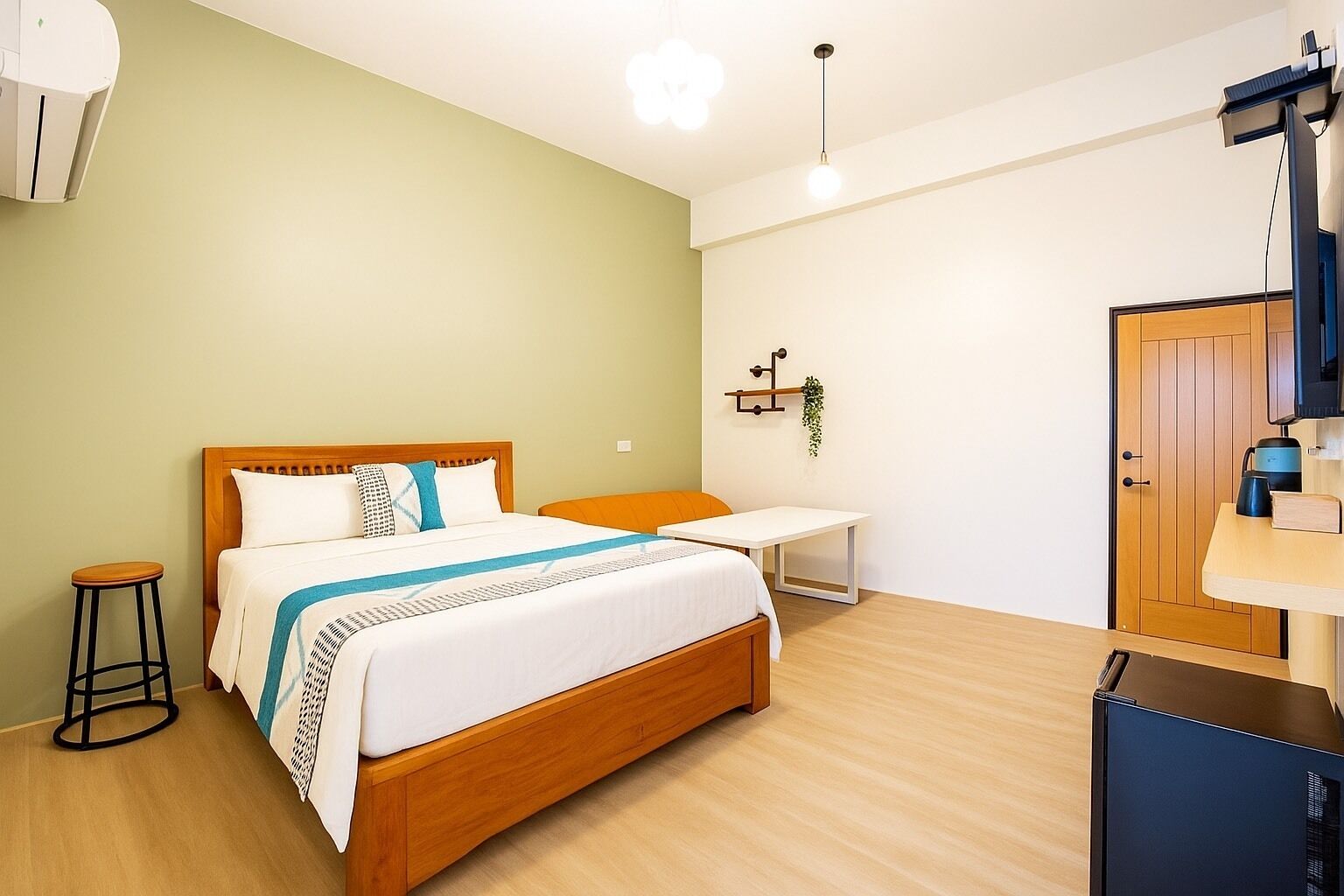 Comfort House | Individually decorated, individually furnished, laptop workspace