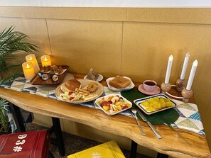 Daily full breakfast for a fee - Clouds B&B (Liuqiu)