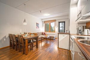 PyhäSuites 55, Sauna | Zona de estar | Televisión de pantalla plana de 32 pulgadas con canales por satélite