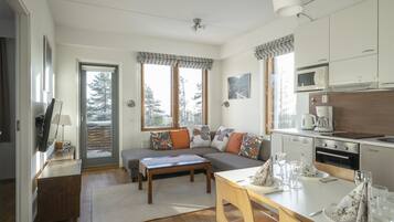 PyhäSuites 43, Sauna | Private kitchen | Fridge, microwave, stovetop, dishwasher
