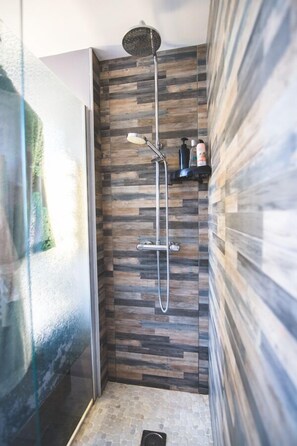 淋浴/盆浴组合、按摩浴缸、大花洒淋浴喷头、免费洗浴用品