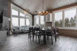 PyhäLinna 93, Sauna | Opholdsområde | 40-tommers fladskærms-tv med digitale kanaler, tv