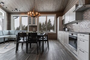 PyhäLinna 93, Sauna | Cocina privada | Refrigerador, microondas, horno y parrilla de estufa 