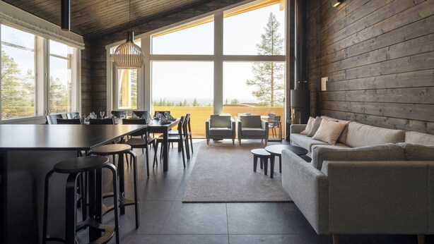 A modern interior with a dining area, bar, and seating. - Ski-Inn PyhäLinna (Pyhätunturi)