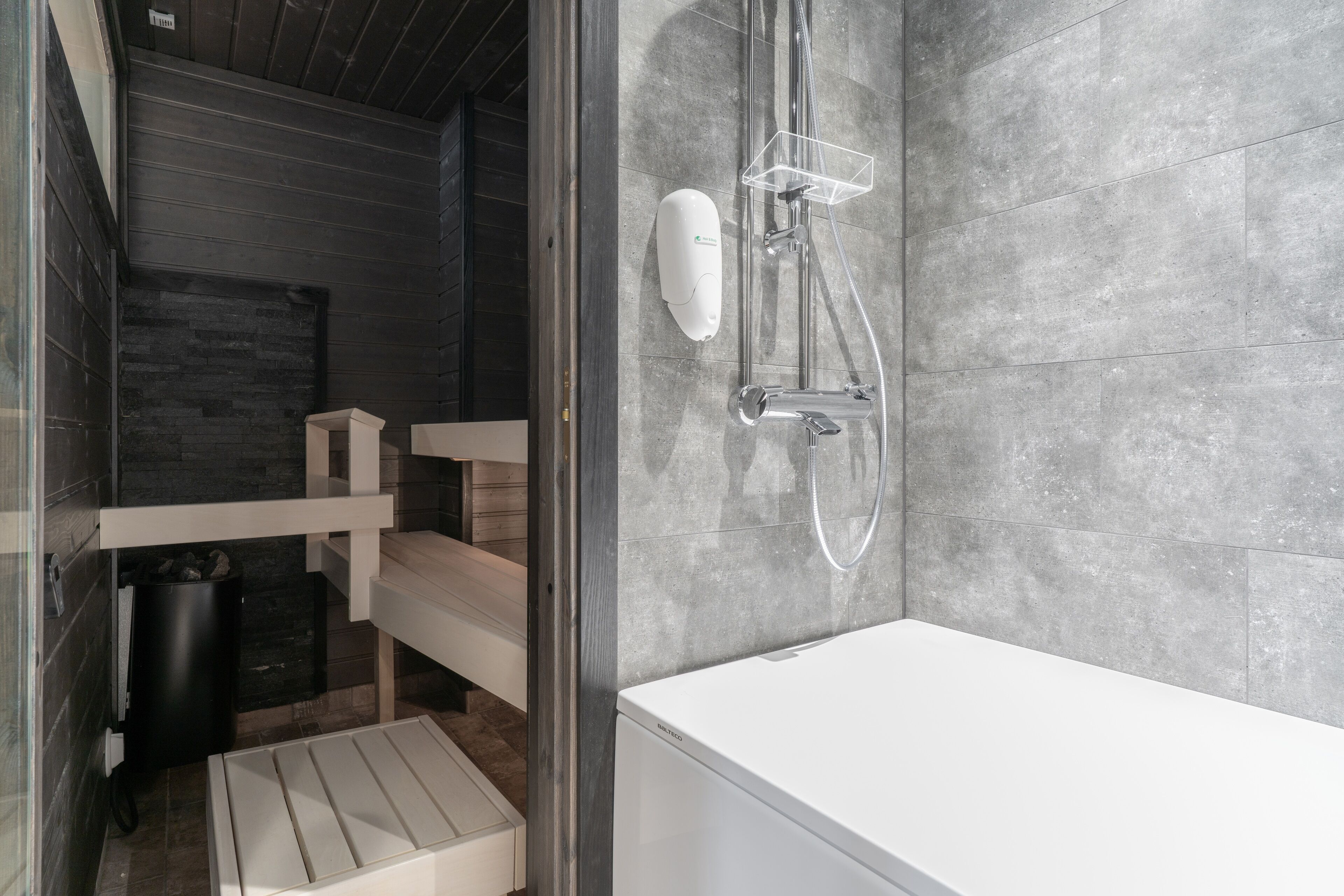 Une salle de bain moderne équipée d’une douche, de toilettes et d’un lavabo.
