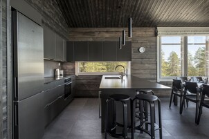 PyhäLinna 130, Sauna | Cocina privada | Frigorífico, microondas, horno y placa de cocina