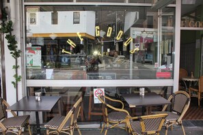 Outdoor dining - ★ Funky Surry Hills Warehouse by ★ Sydney Dreams ★ (Darlinghurst)