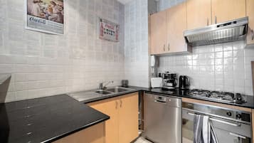 Een koelkast, een magnetron, een oven, een kookplaat