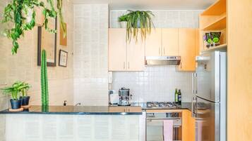 Fridge, microwave, oven, stovetop