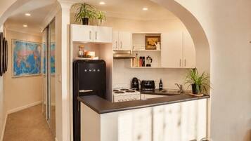 Coffee/tea maker, fridge, microwave, oven