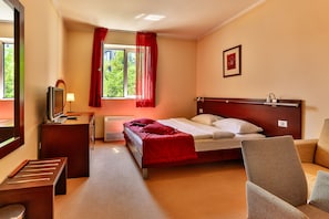 Standard-Dreibettzimmer | Schreibtisch, laptopgeeigneter Arbeitsplatz, schallisolierte Zimmer