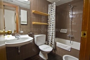 Badewanne, Bidet, Handtücher