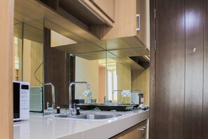 Huone | Yksityinen keittiö | Jääkaappi, liesi, keittoastiat/astiat/ruokailuvälineet