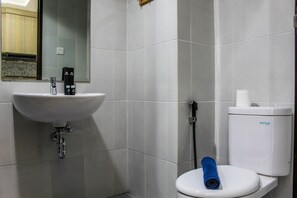 Room | Bathroom | Shower, towels - Stylish Studio Casa De Parco Apartment (Pagedangan)