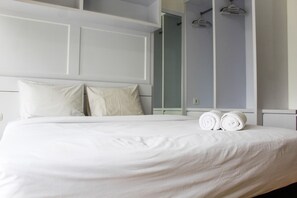 Free WiFi, bed sheets - Stylish Studio Casa De Parco Apartment (Pagedangan)