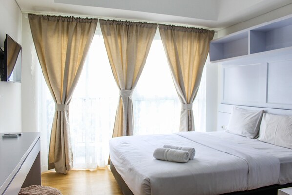Room | Free WiFi, bed sheets - Stylish Studio Casa De Parco Apartment (Pagedangan)