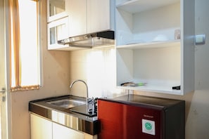 Habitación | Cocineta privada | Refrigerador, parrilla de estufa y utensilios de cocina 