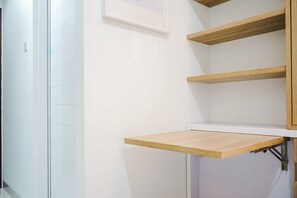 Huone | Yksityinen keittonurkkaus | Jääkaappi, liesi, keittoastiat/astiat/ruokailuvälineet