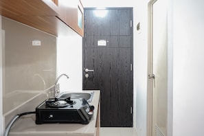 Habitación | Cocineta privada | Refrigerador, parrilla de estufa y utensilios de cocina