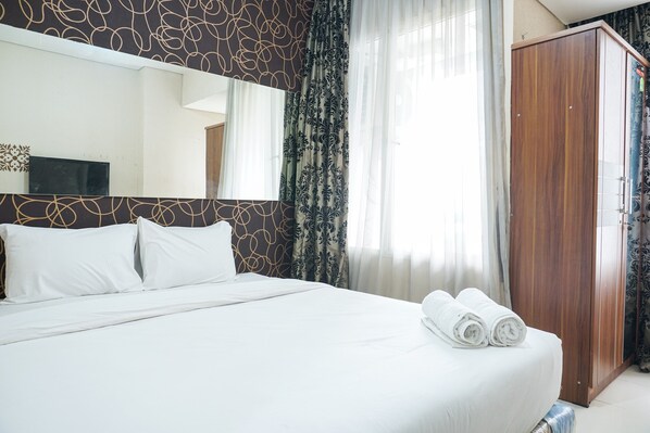 Free WiFi, bed sheets - Elegant Studio Apartment at Nifarro Park (Jakarta)